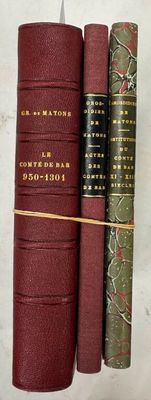 trois livres posés l'un à côté de l'autre sur une table