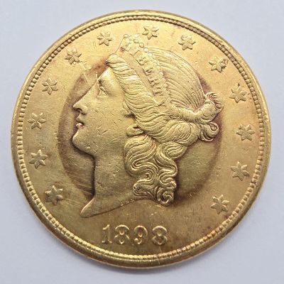Gros plan sur une pièce d'or ornée d'une tête de femme