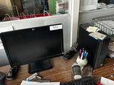 un bureau sur lequel se trouvent un ordinateur, un clavier, une souris et des papiers