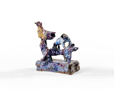 figurine représentant un homme et une femme assis sur un banc, avec un oiseau perché sur le dossier du banc