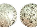 deux pièces d'argent, l'une ornée d'une couronne et l'autre d'une croix