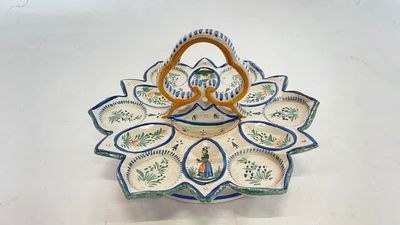une assiette munie d'une anse et ornée d'un motif floral