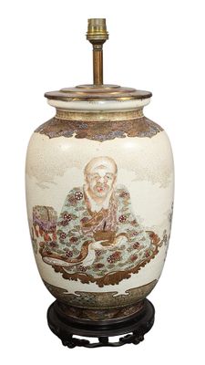 un vase sur lequel est représenté un homme