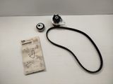 une ceinture noire et un petit objet posés sur une table blanche