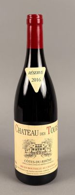 une bouteille de vin posée sur une table