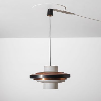 un luminaire noir et blanc suspendu au plafond