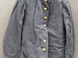 une photo d'un manteau militaire accroché à un mur
