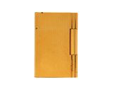 une image représentant un cahier jaune sur lequel est posé un stylo