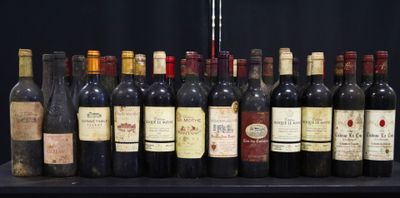 de nombreuses bouteilles de vin posées sur une table noire