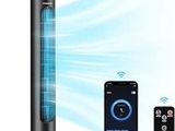 un ventilateur colonne noir avec une télécommande et un téléphone portable
