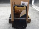 une boîte avec un téléphone à l'intérieur sur une table