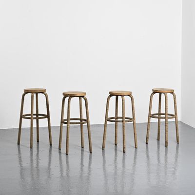 STELLA FRANCE Suite de quatre tabourets hauts en bois à pièt…