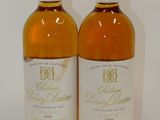 deux bouteilles de vin posées l'une à côté de l'autre sur une table