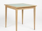 image d'une table en bois avec un plateau en verre sur fond blanc