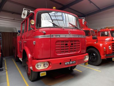 deux camions de pompiers rouges garés l'un à côté de l'autre dans un garage