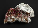 un gros plan sur un morceau de roche recouvert d'une substance rouge
