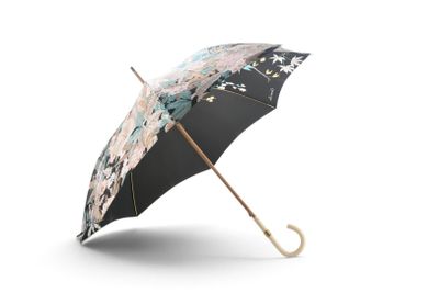 un parapluie noir orné d'un motif floral et muni d'un manche en bois