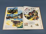 un livre ouvert avec des images de personnes et d'animaux