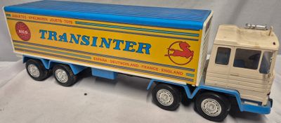 un camion jouet posé sur une surface blanche