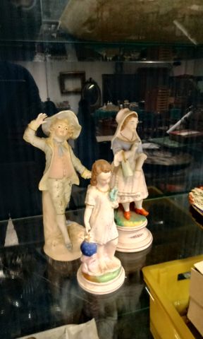 Lot de trois figurines en biscuit polychrome.