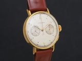 gros plan d'une montre-bracelet avec un bracelet en cuir marron