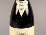 une bouteille de vin posée sur une table