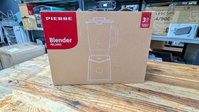 une boîte contenant un mixeur posée sur une table dans un magasin