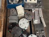 tout un tas de pièces métalliques de toutes sortes posées sur une table