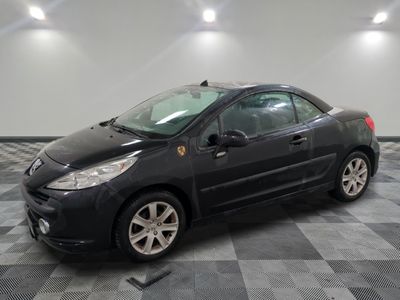 la photo d'une voiture noire garée dans un garage