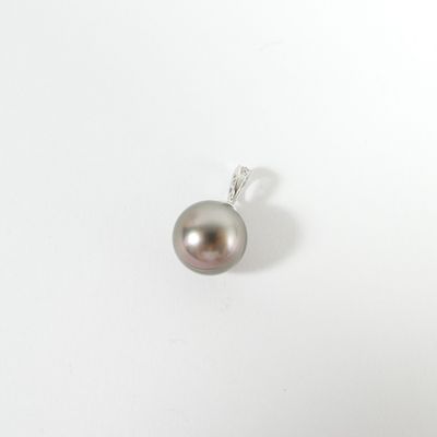 un gros plan d'un pendentif en perle sur une surface blanche