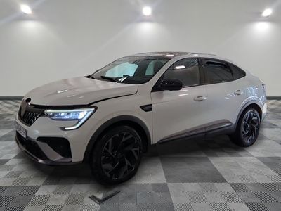 Un SUV blanc est garé dans une pièce au sol carrelé en damier.