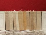 plusieurs livres posés sur une table en marbre, près d'un mur rouge