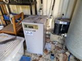 un chauffe-eau placé au milieu d'une pièce