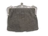 un sac à main ancien en maille d'argent, muni d'une anse en chaîne et d'un fermoir