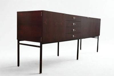 le buffet est en bois et possède des pieds en métal