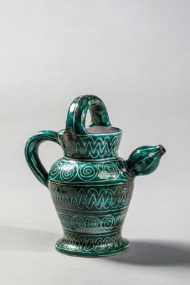 un vase vert muni d'une anse