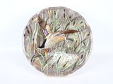 une photo d'une assiette sur laquelle figure un oiseau