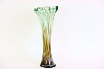 un vase en verre posé sur une table