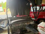 un pousse-pousse garé dans un garage