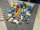 un mur d'escalade sur lequel sont accrochées plein de balles