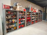 de nombreuses étagères sur lesquelles sont disposés divers objets dans un garage