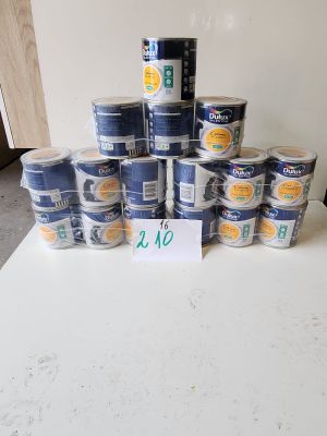 de nombreuses boîtes de conserve posées sur une table à côté d'un panneau