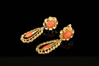 Paire de pendants d'oreilles en or jaune 18 K (750) ornés d'…