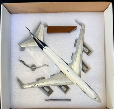 une maquette d'avion dans une boîte posée sur une table