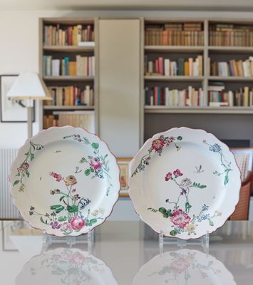 deux assiettes posées sur une table devant une bibliothèque