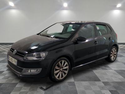 La Volkswagen Golf noire est garée dans une pièce dont le sol est en damier.