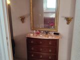 une commode et un miroir dans une petite pièce