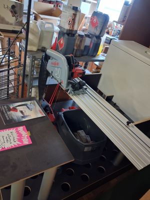 une machine posée sur une table dans une pièce