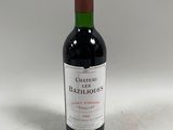une bouteille de vin posée sur une table