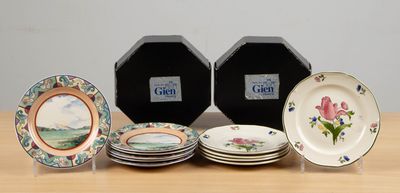 un grand nombre d'assiettes posées sur une table